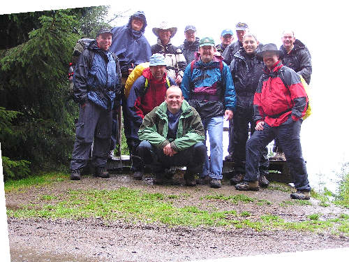 Alle 12 Teilnehmer der "Wilden 13" (noch glauben alle an die Dichtigkeit ihrer Regensachen)